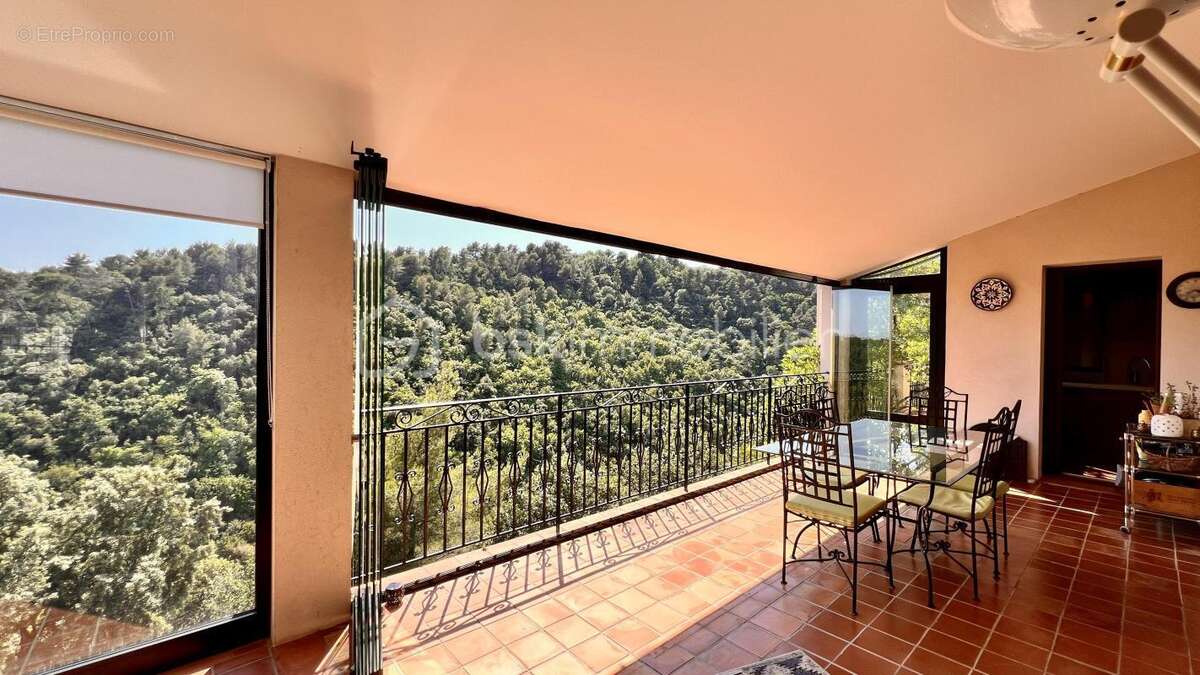 VENCE – Quartier résidentiel très recherché de l'Ara – Élégante villa familiale avec piscine, ascenseur et fort potentiel de div - photo 3