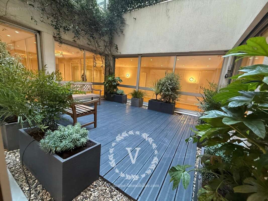 Commerce à PARIS-9E