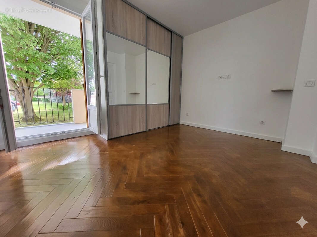 Appartement à LES CLAYES-SOUS-BOIS