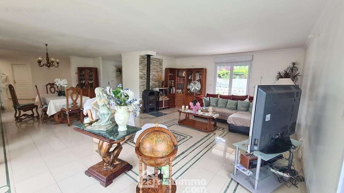 Voici le séjour/salle à manger de 53 m².
