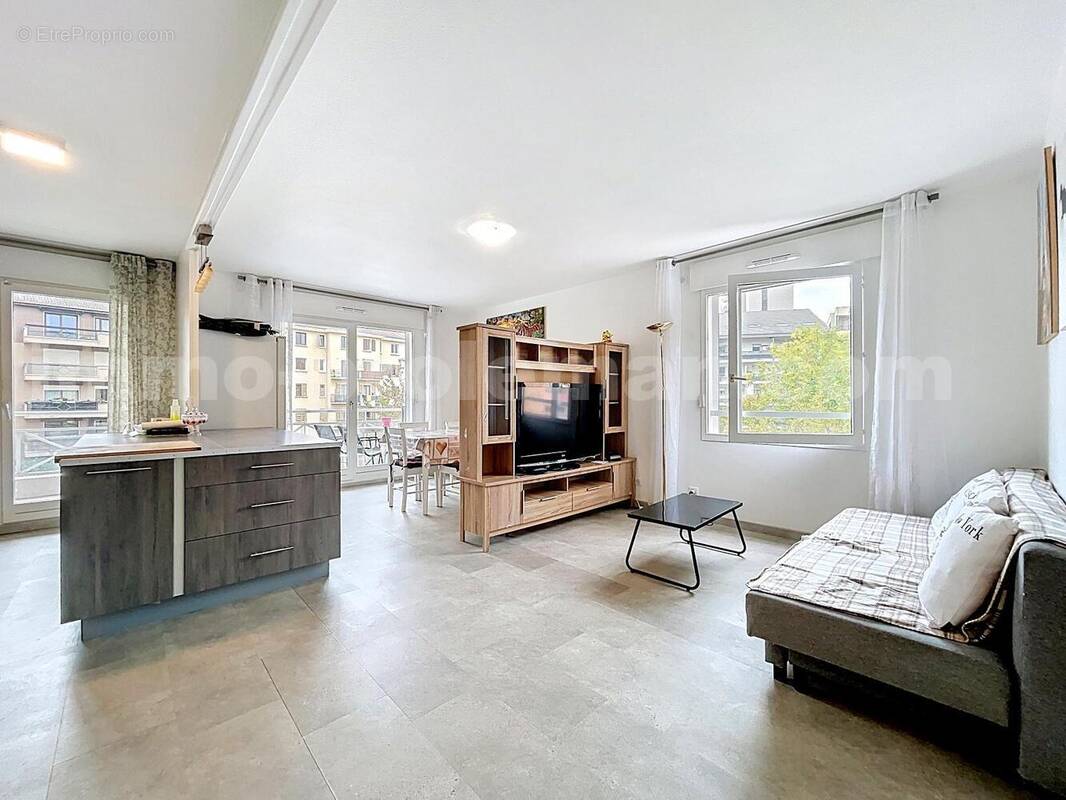 Appartement_T4_Gaillard_belle_superficie_prix_frontière_Suisse_direction_GENEVE_autoroutes_investissement_locatif_vente_vue_séjour_salon - Appartement à GAILLARD