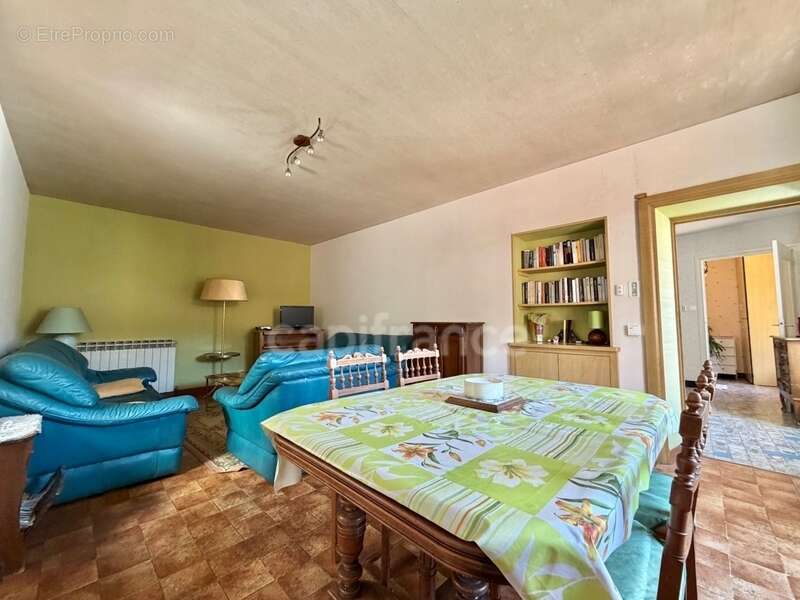 Maison de bourg de 100 m2, 3 chambres, terrain attenant de 371 m2 + 2450 m2 indépendant, 200 m2 de dépendances, caves, fibre opt - photo 6
