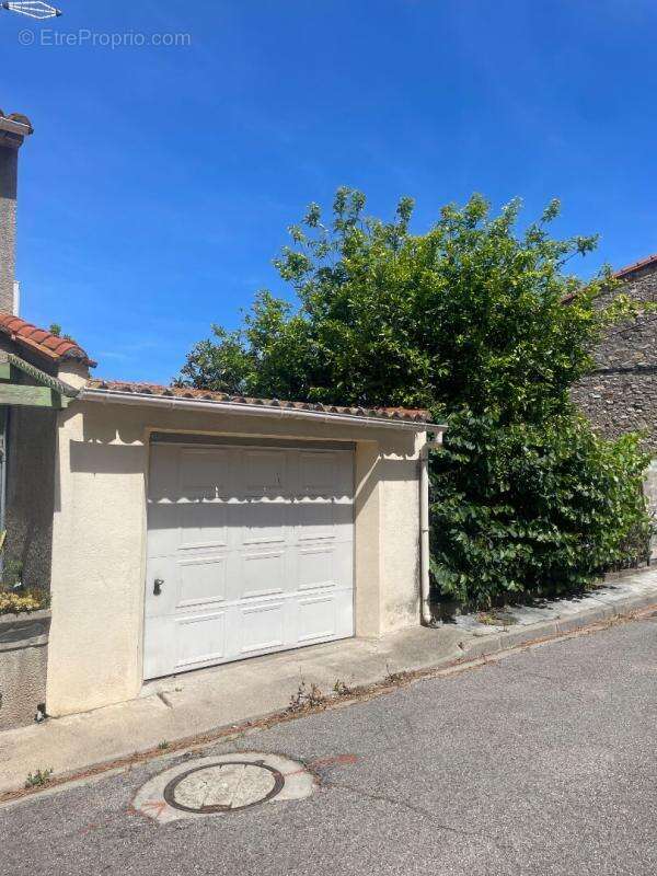 Parking à VILLENEUVE-DE-LA-RAHO