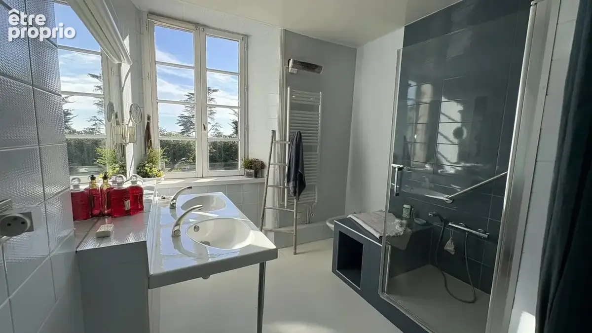 Manoir du xv ème avec dépendances - photo 12
