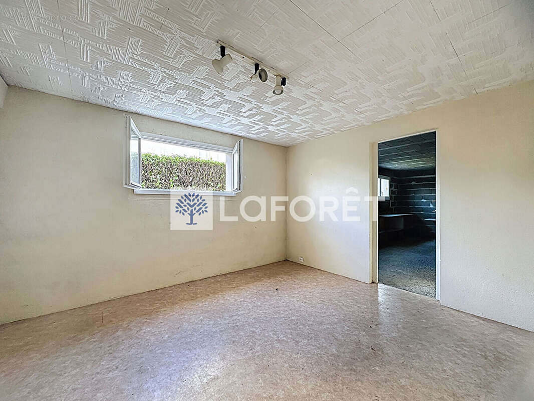 À vendre - Maison de 100 m2 en plein bourg de La Peyratte - photo 16