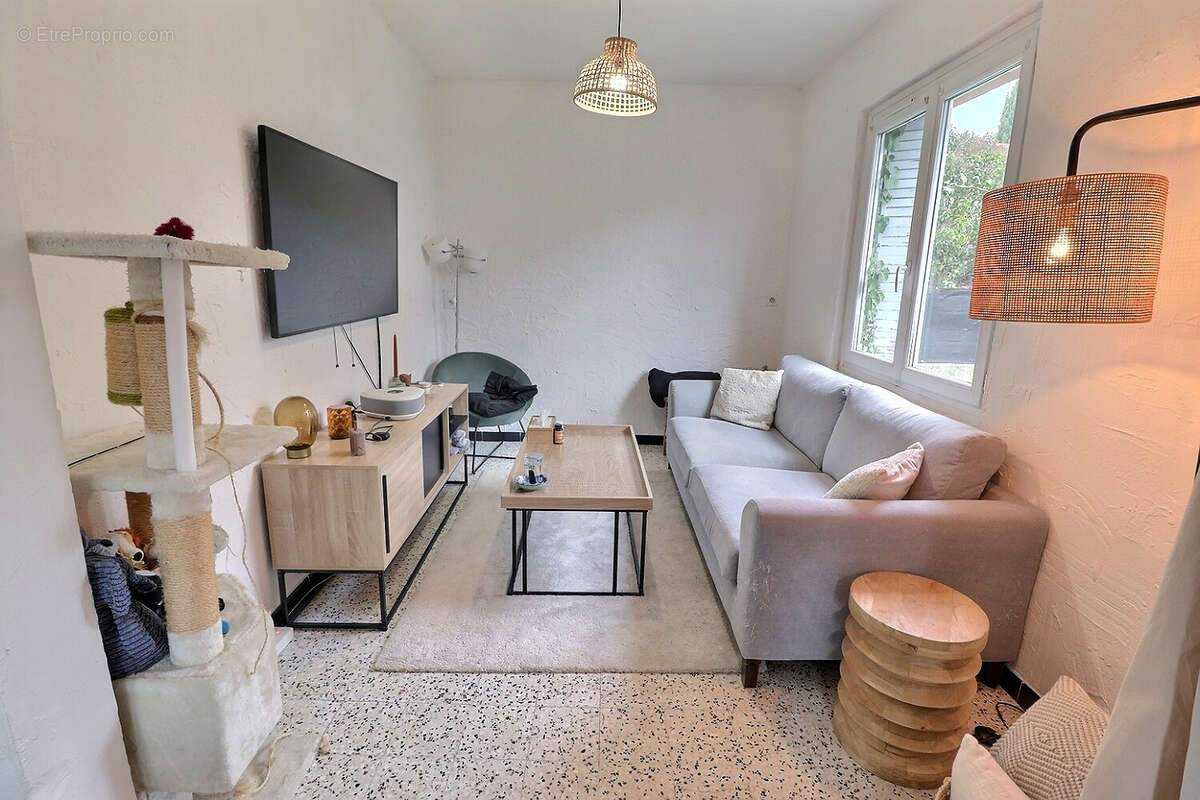 Maison à ENTRAIGUES-SUR-LA-SORGUE