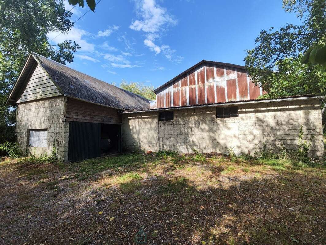 Sur plus de 3 ha de terrain, agréable maison avec dépendances - photo 16