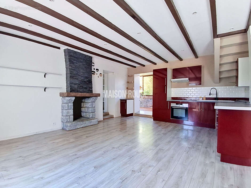 Maison en pierre rénovée - Bourg accessible à pied - Garage et  jardin - Quessoy - photo 5