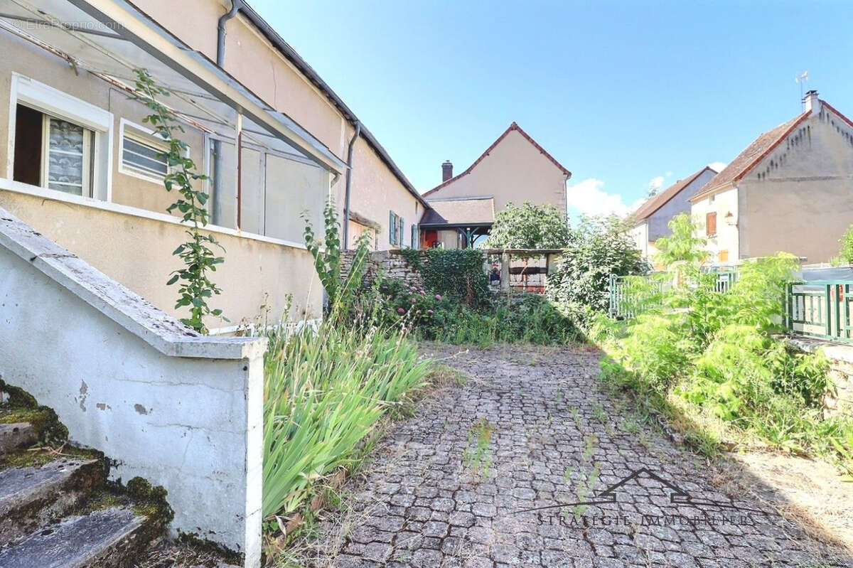 Maison ancienne avec grand jardin et garage - photo 10