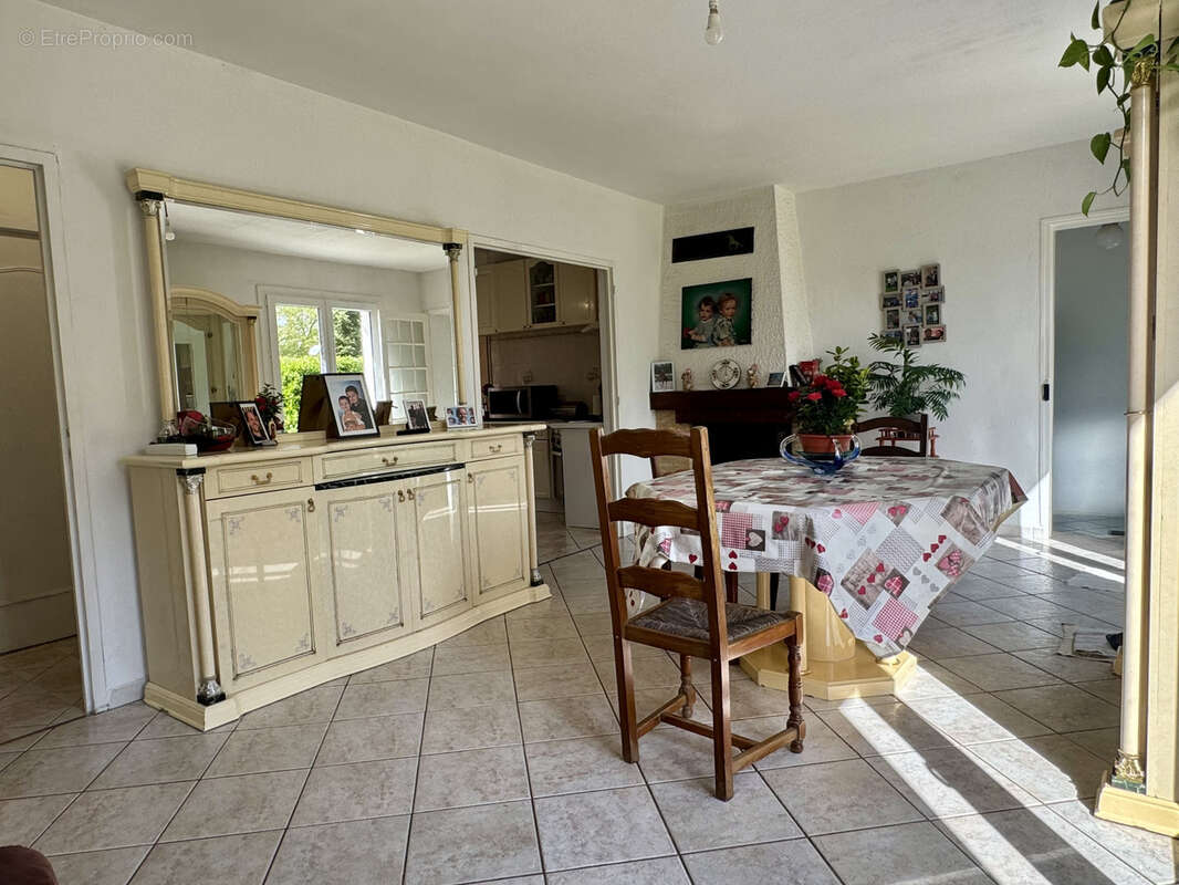 Maison à NOYERS