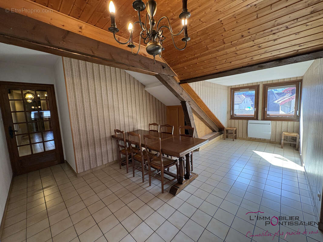 Pontarlier - centre ville : appartement de type 4 avec cave et garage - photo 8