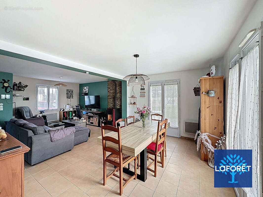 Maison à D'HUISON-LONGUEVILLE