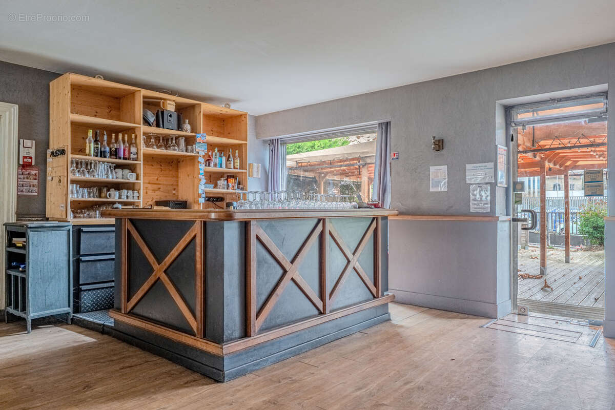 Commerce à SAINT-GENIS-LAVAL