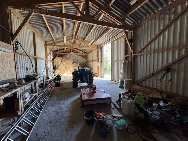 Parking à SAINT-LAURS