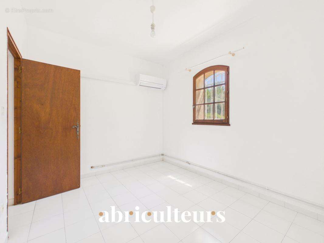 Propriété de 308 m² sur 1 hectare — 8 pièces — Lambesc (13410) - photo 17