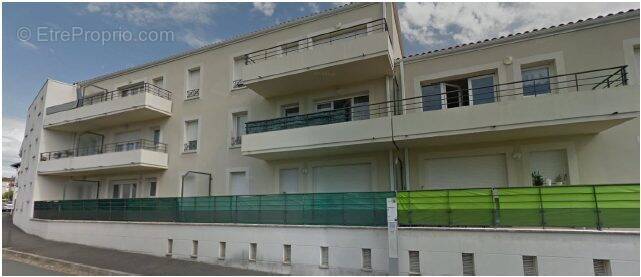 Façade immeuble sur Rue - Appartement à POITIERS