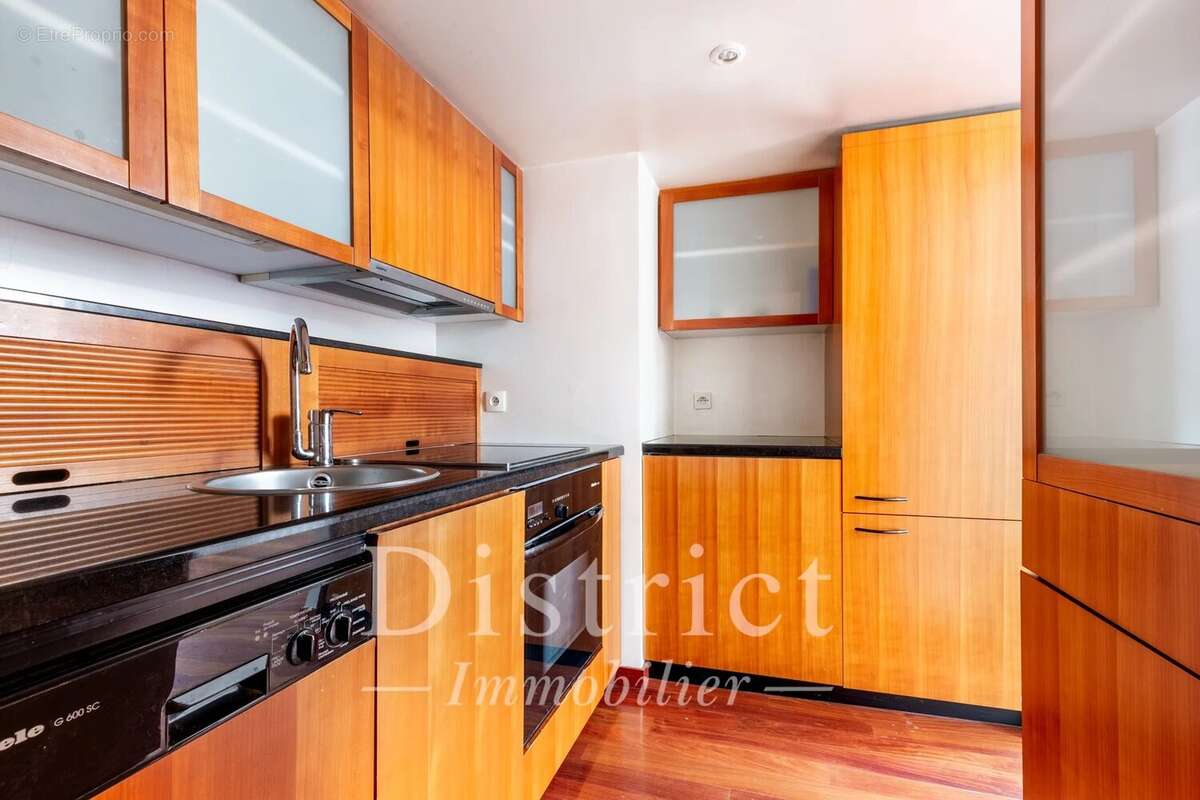 Saint-Germain-des-Prés / Studio de 49m² au sol en étage élevé - photo 8