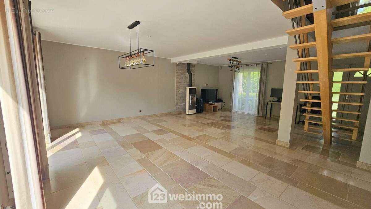 Un séjour avec un accès direct sur la terrasse. - Maison à MILLY-LA-FORET