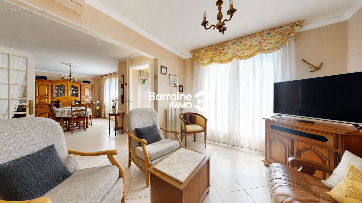 Barraine IMMO - Maison 7 pièces à vendre à Plabennec de 123.6 m² Possibilité 150 m² habitables - Terrain clos de 1020 m² - photo 4