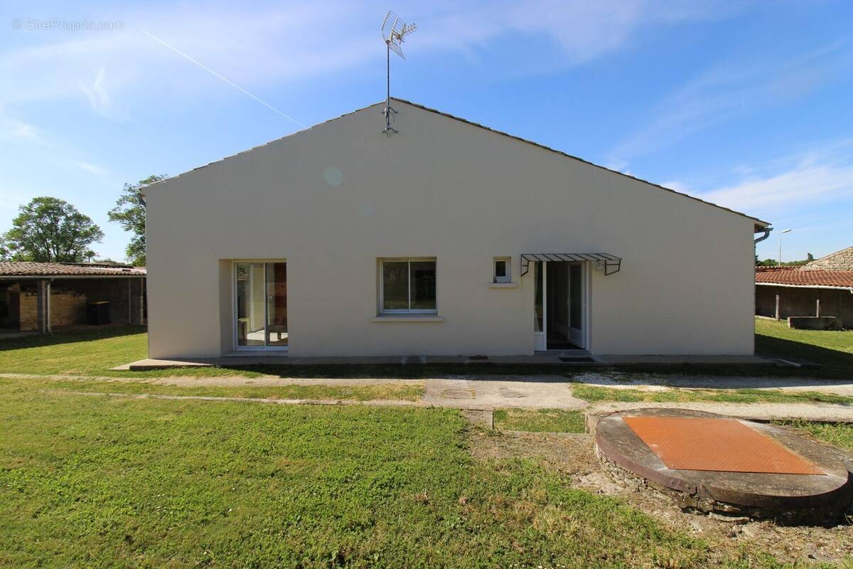 Maison à SAINT-PIERRE-D'AMILLY