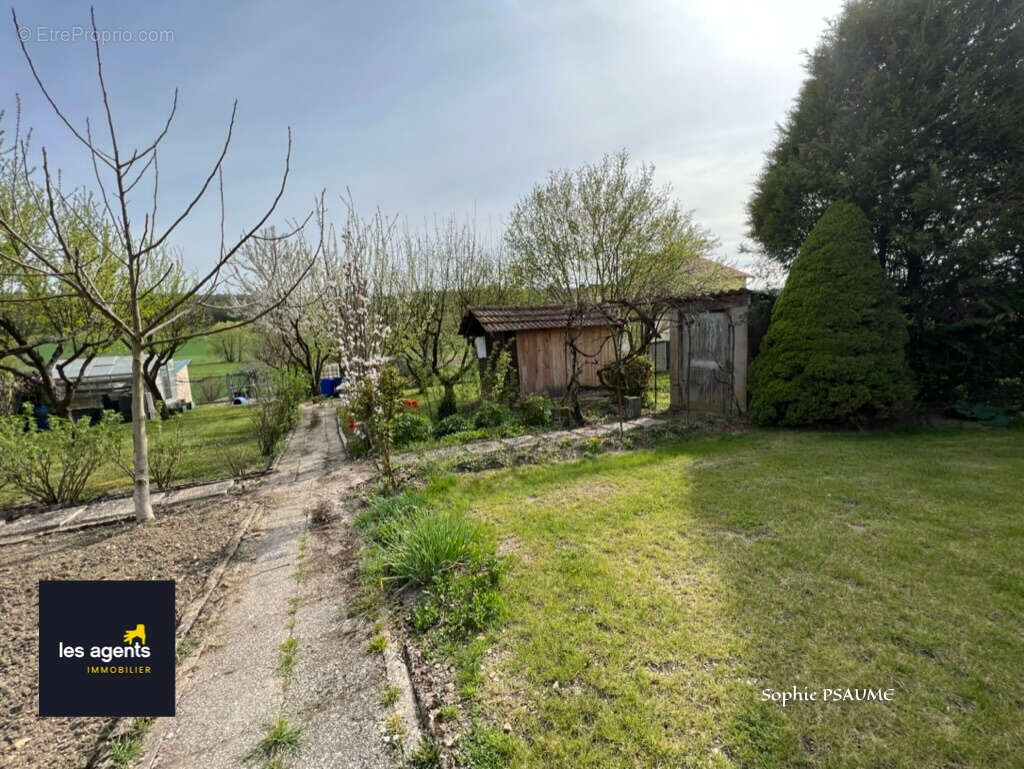 Terrain à VANNES-LE-CHATEL