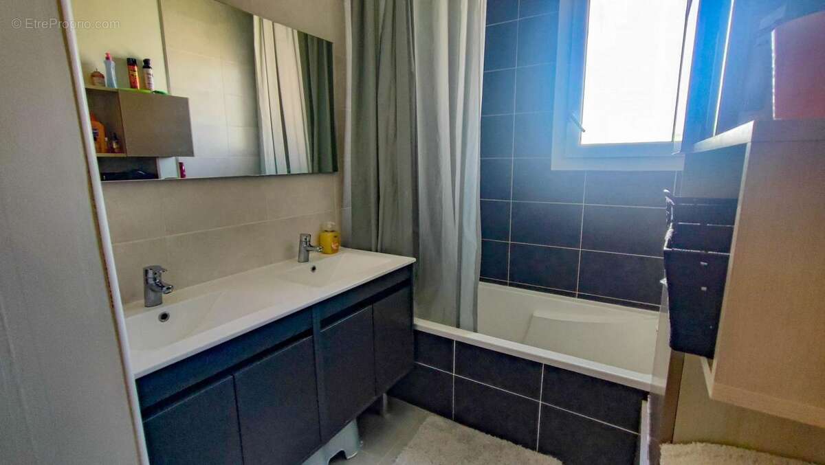 Maison à SAINT-CHAPTES