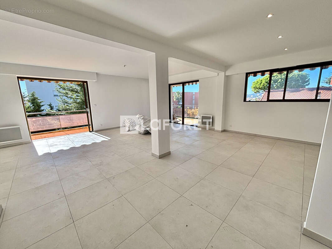 Appartement à SAINT-LAURENT-DU-VAR
