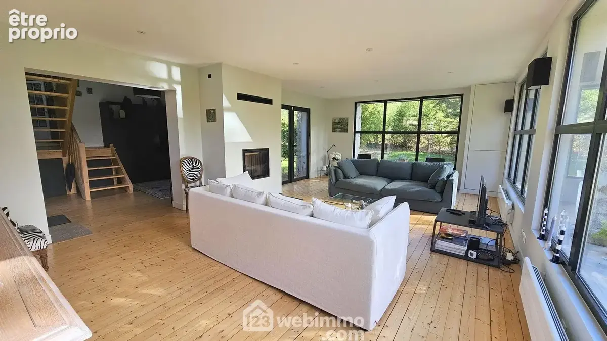 Un séjour de 36 m² avec un insert cheminée.