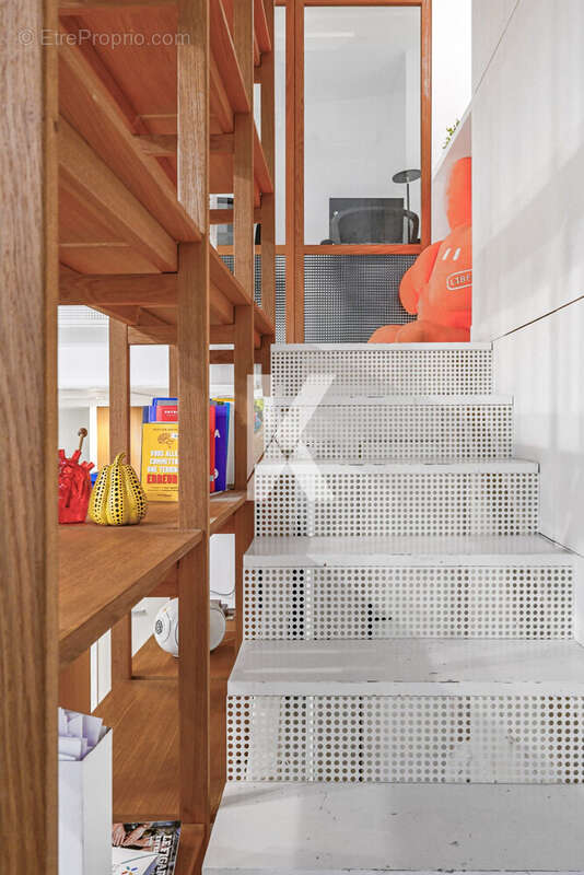 Accès étage - Appartement à PARIS-10E