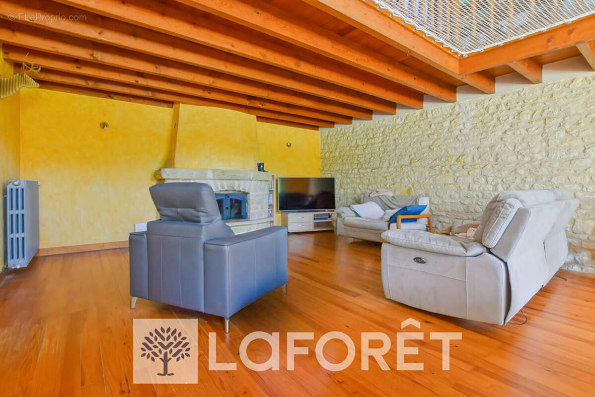 Maison à SAINT-GENIS-DE-SAINTONGE