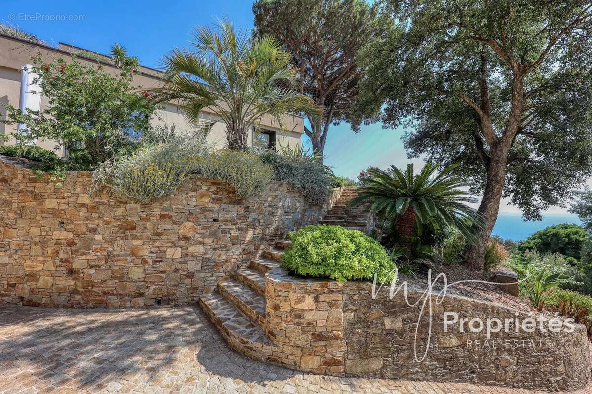 Rayol-Canadel-sur-Mer – Villa contemporaine d’exception vendue entièrement meublée –  six suites raffinées. Vue panoramique sur  - photo 68