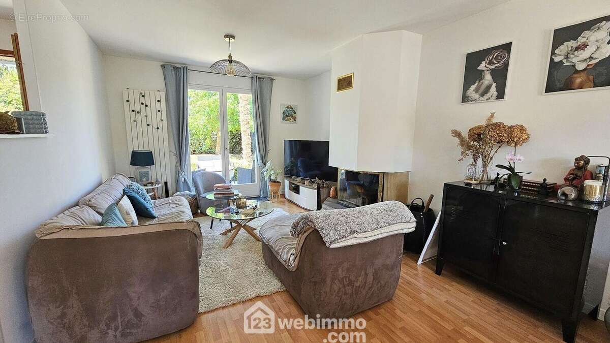Voici le séjour avec sa cheminée insert avec un accès direct sur une terrasse. - Maison à MILLY-LA-FORET