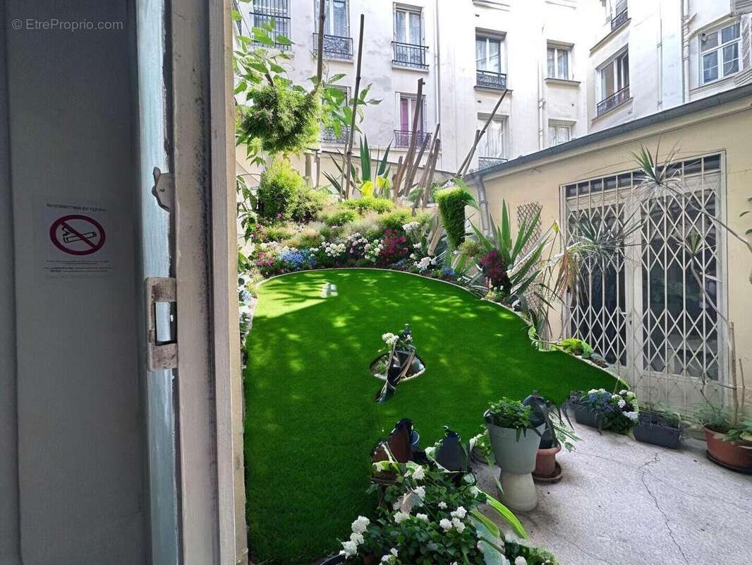 Commerce à PARIS-9E