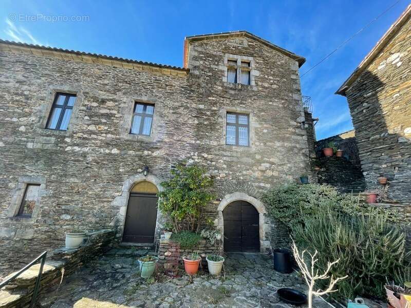 Maison à LE COLLET-DE-DEZE