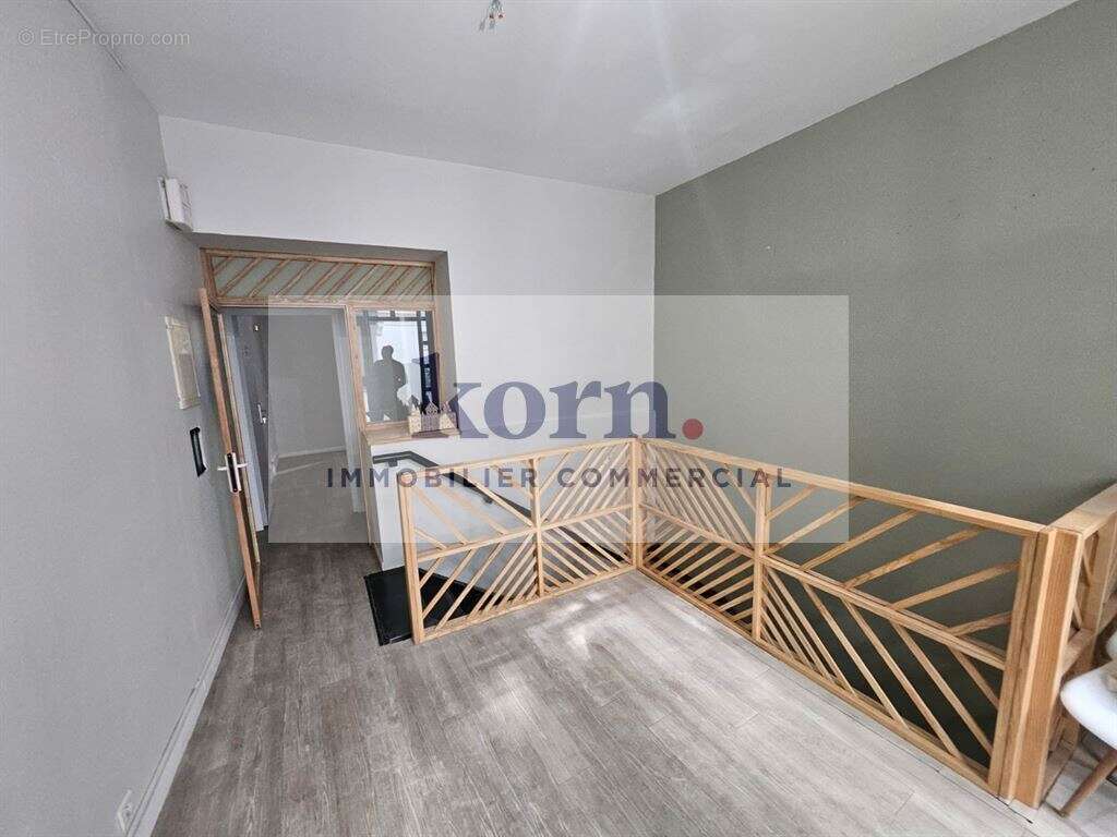 Commerce à PARIS-8E