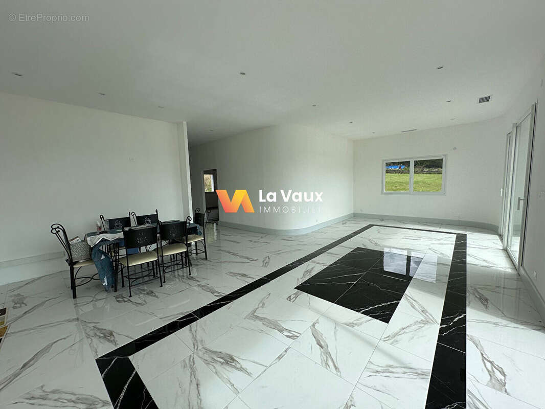 Maison à MONCEL-SUR-SEILLE