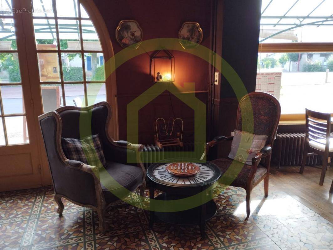 Commerce à SAINT-JULIEN-DE-JONZY