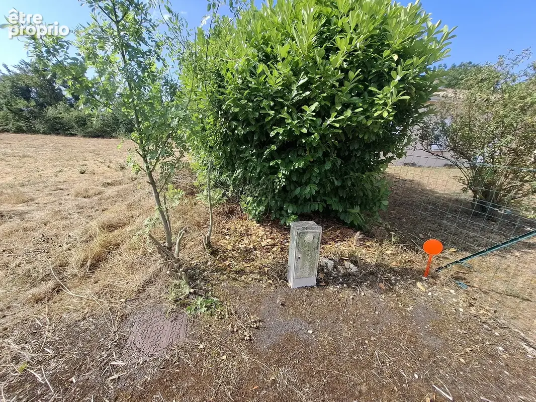 Terrain constructible avec raccordements à l’eau, à l’électricité et au tout-à-l’égout. - photo 4