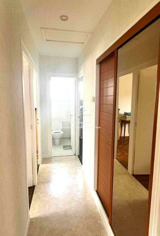 Couloir désevant les chambres - Maison à PORT-DE-PILES