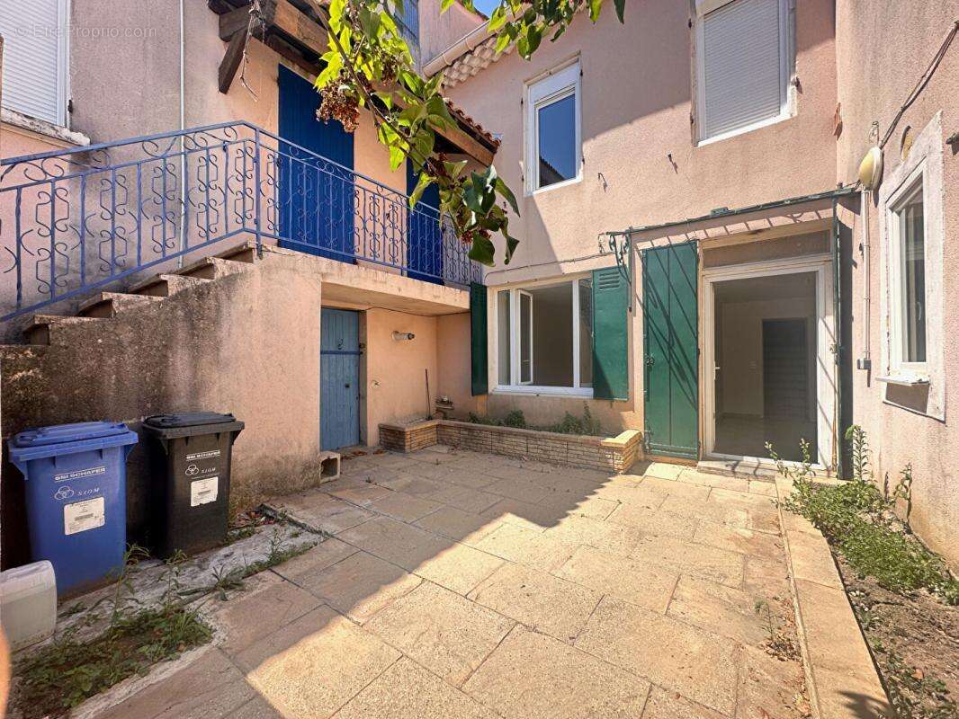 Redessan  a vendre ensemble immobilier  de 185m² avec cour, terrasse et garage - photo 2