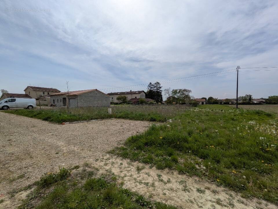 Terrain à SAINT-ANDRE-DE-CORCY