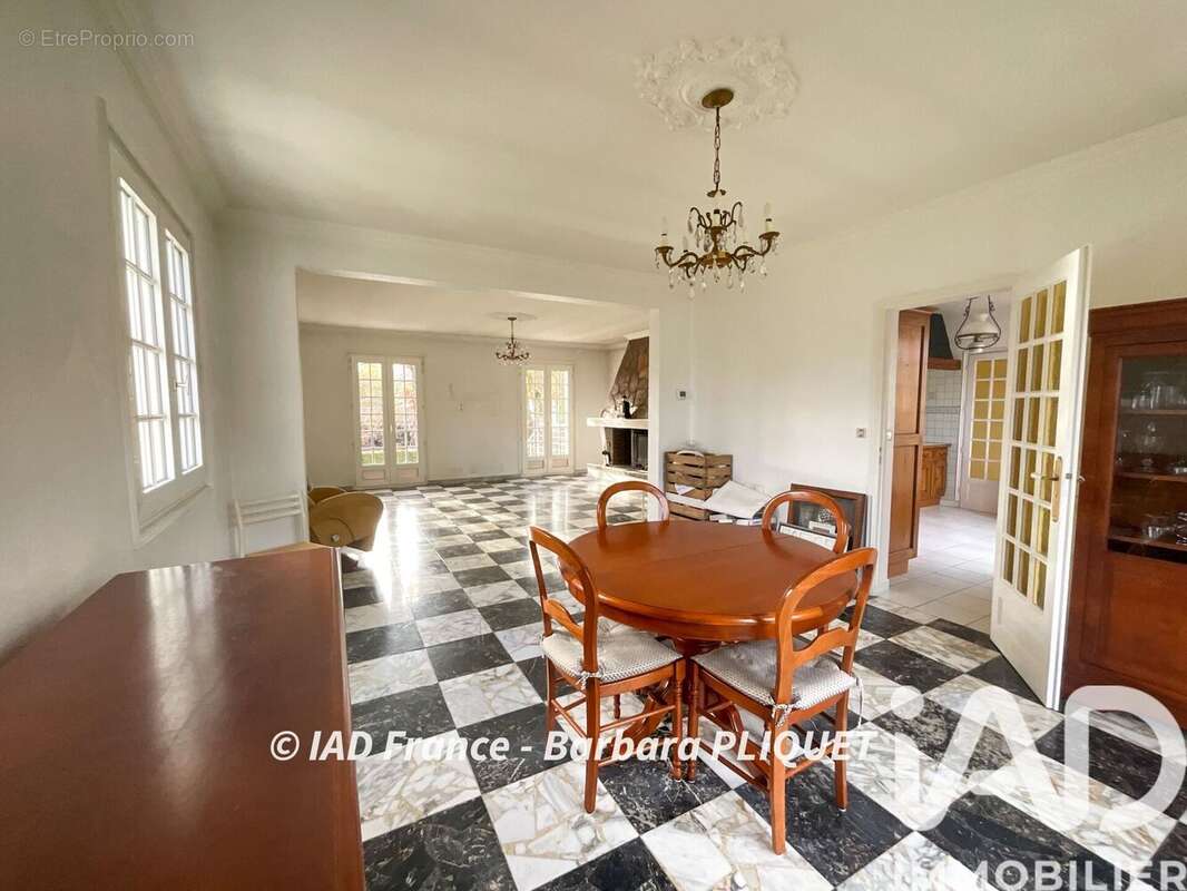 Photo 3 - Maison à LE MESNIL-SAINT-DENIS