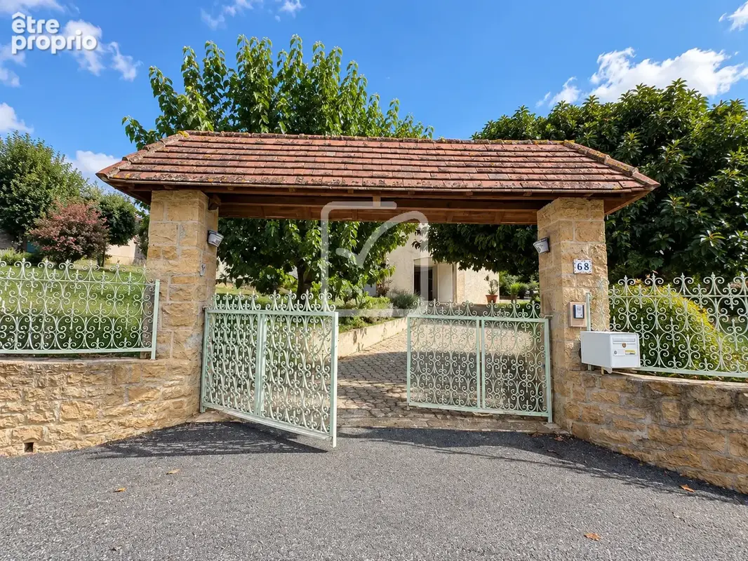 Maison avec piscine et jardin arbore quartier calme et jolie vue - photo 12
