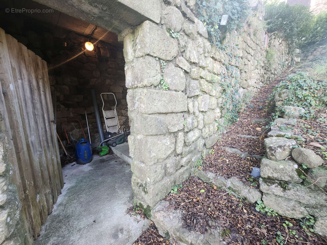 Maison de hameau en pierre sur un terrain attenant de 200 m2 avec stationnement et garage - photo 4