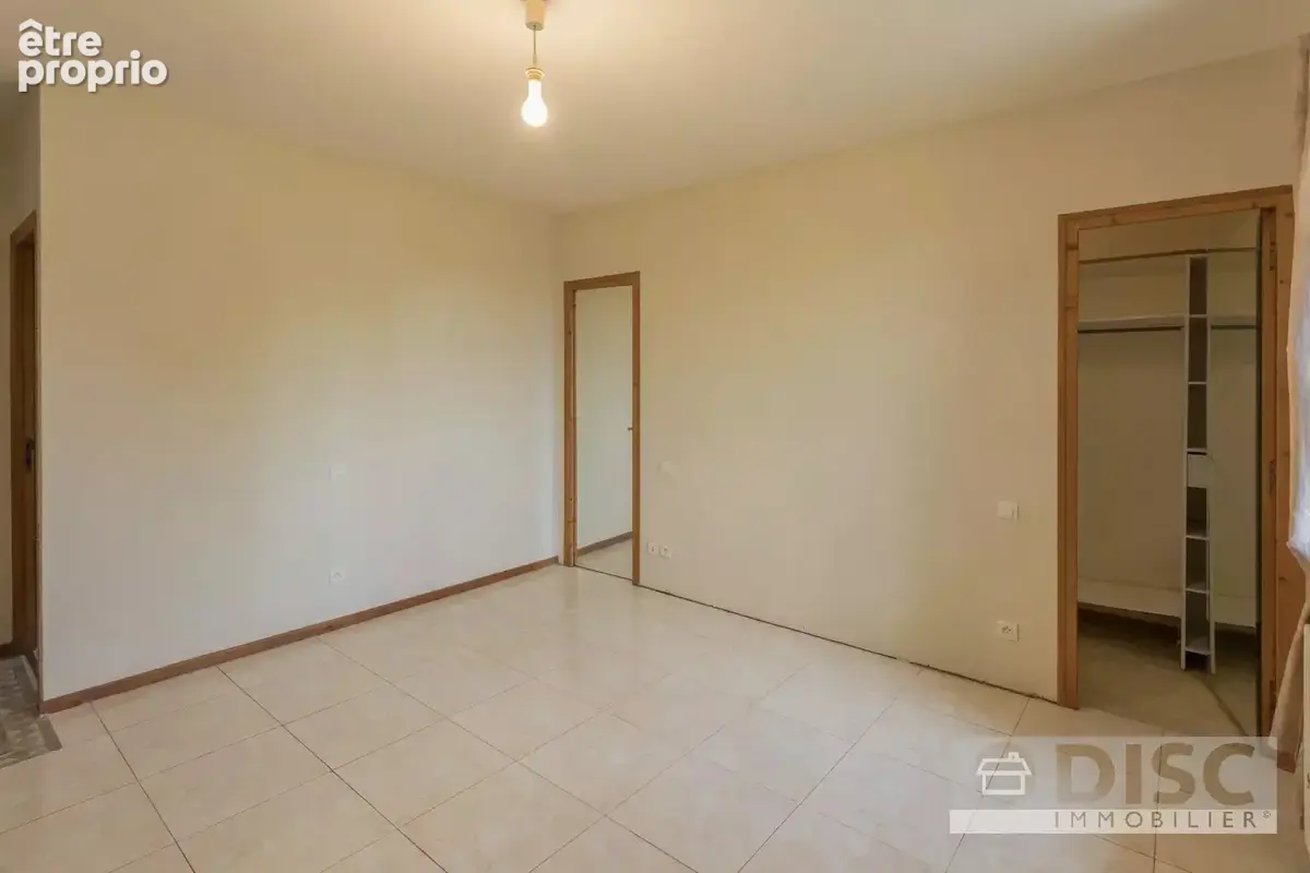 Vaste propriété de plus de 500 m² avec jardin clos et nombreuses possibilités. - photo 12