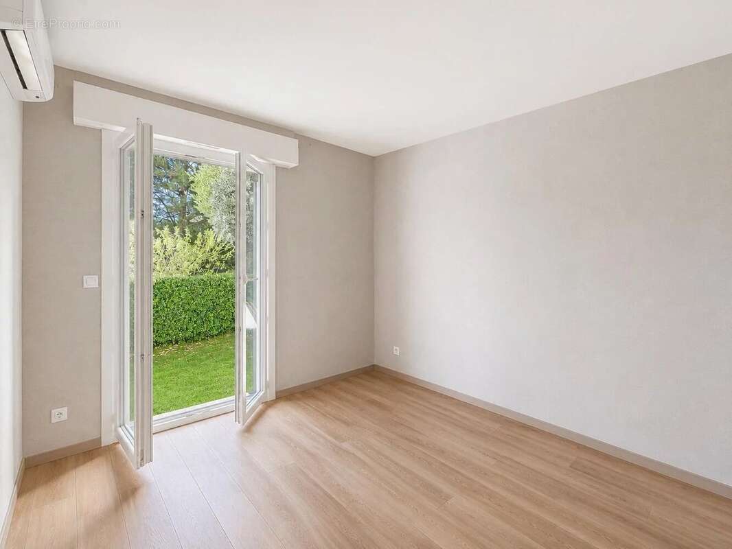 Nice Ventabrun – 4 pièces en rez-de-jardin avec vue mer, piscine, 2 stationnements - photo 11