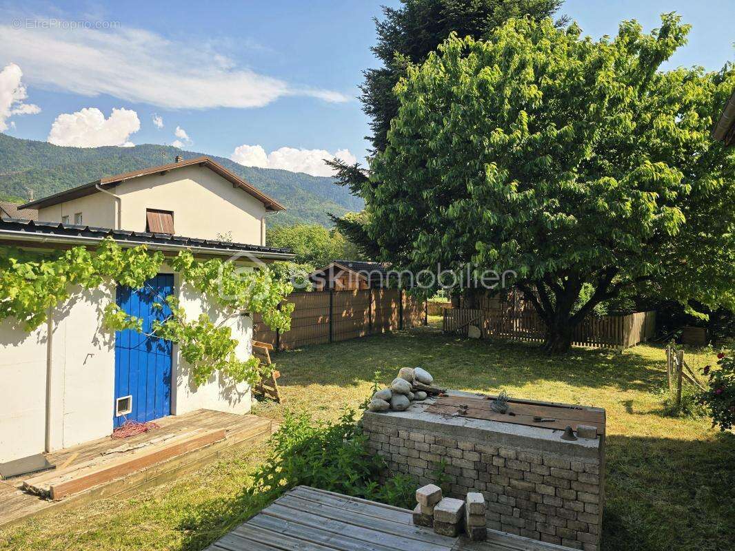 PONTCHARRA – Appartement T3 de 76 m² avec grand jardin, garage et deux caves - photo 9