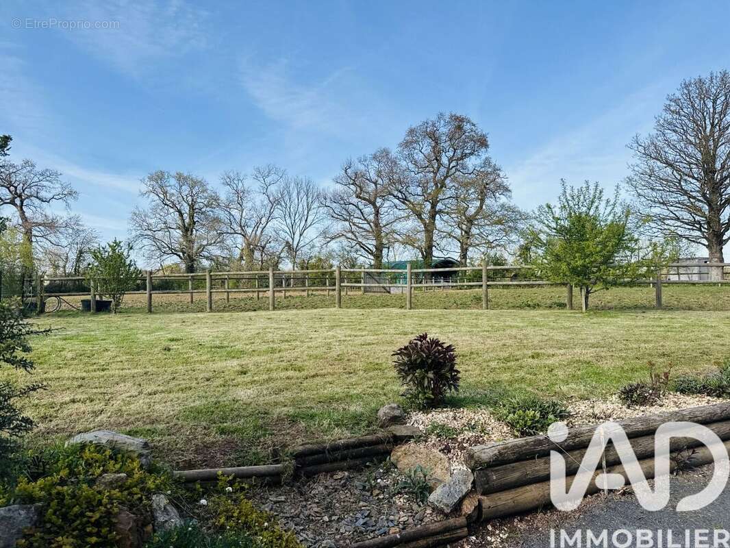 Maison 255 m² à Le Dezert  - photo 5