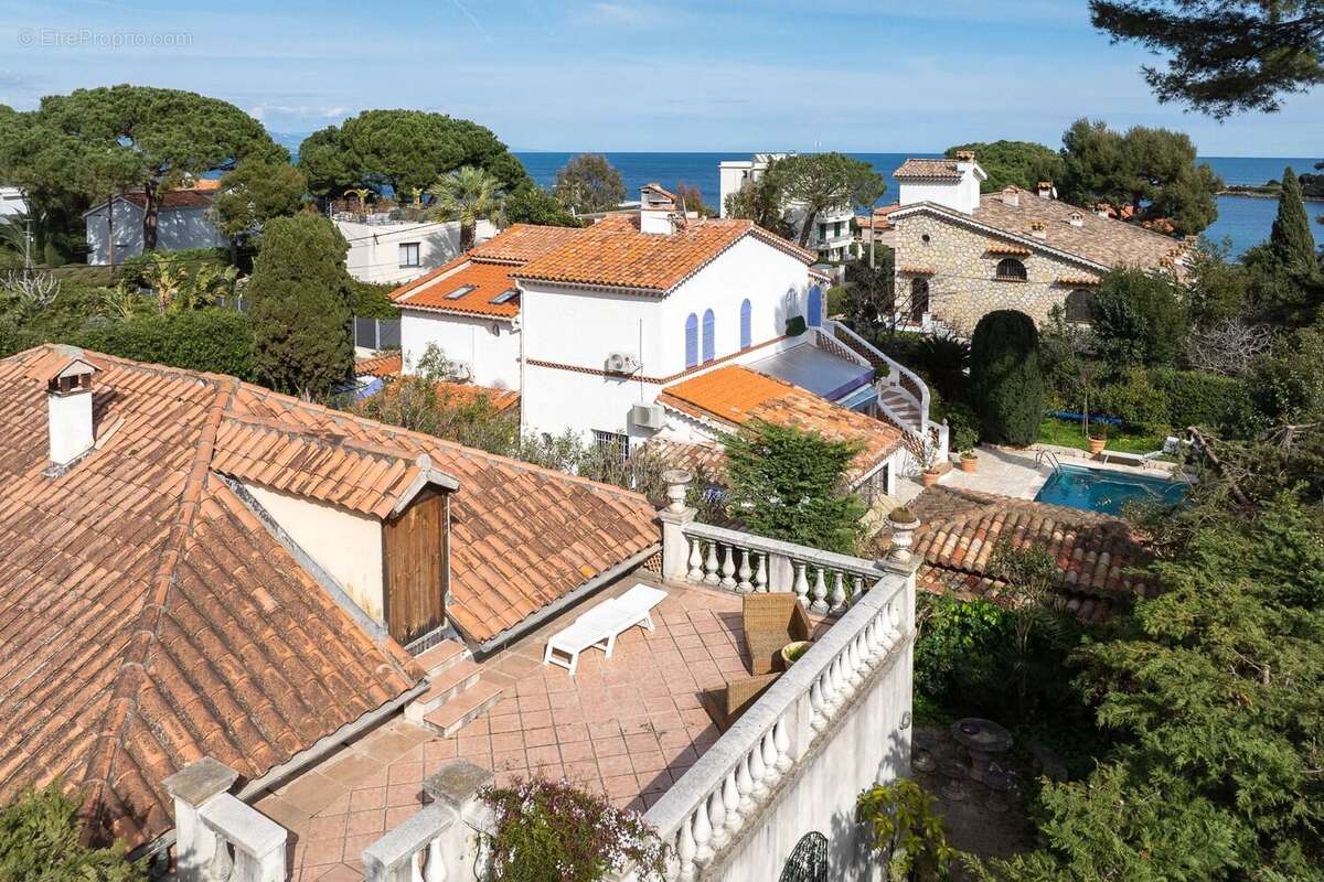 CAP D'ANTIBES - Emplacement exceptionnel - Charmante villa de 120 m² à deux pas de la plage. - photo 14