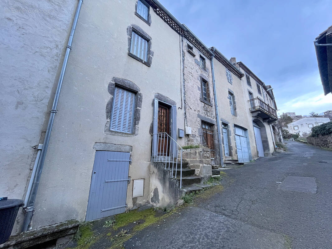 Maison à MONTAIGUT-LE-BLANC